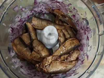 Gausus naminis šprotų paštetas Žingsnis 1
