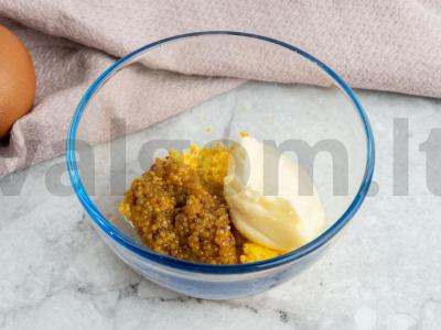 Įdaryti kiaušiniai su garstyčiomis ir majonezu Žingsnis 2