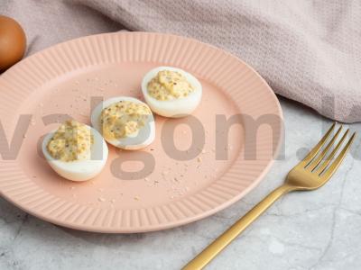 Įdaryti kiaušiniai su garstyčiomis ir majonezu pagrindine nuotrauka