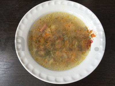 Salotos su mėsos kukuliais ir dešra pagrindine nuotrauka
