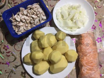 Bulvės, troškintos su grybais Žingsnis 1
