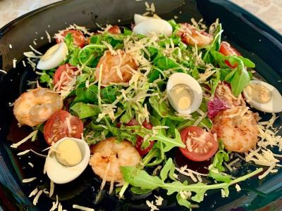 Rukolos salotos su krevetėmis pagrindine nuotrauka