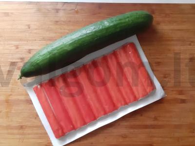 Lengvos agurkų ir krabų lazdelių salotos Žingsnis 1