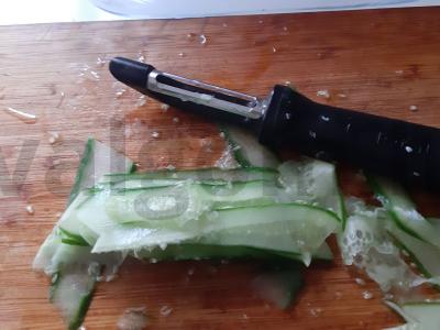 Lengvos agurkų ir krabų lazdelių salotos Žingsnis 2