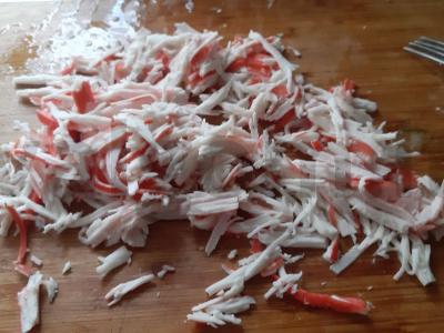 Lengvos agurkų ir krabų lazdelių salotos Žingsnis 3