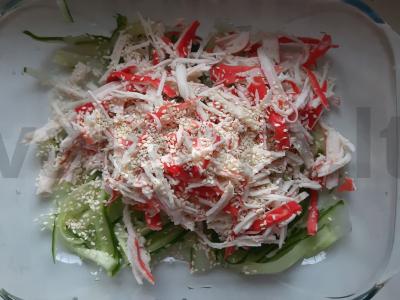 Lengvos agurkų ir krabų lazdelių salotos Žingsnis 4