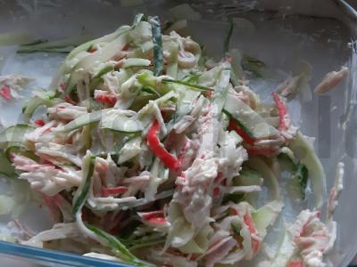Lengvos agurkų ir krabų lazdelių salotos pagrindine nuotrauka