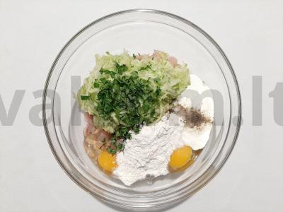 Dietiniai cukinijų paplotėliai su vištienos krūtinėle Žingsnis 2