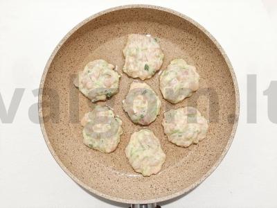 Dietiniai cukinijų paplotėliai su vištienos krūtinėle Žingsnis 3