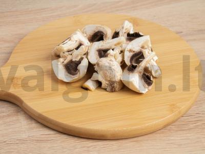 Dešrelės su grybais, žolelėmis ir grietinėle Žingsnis 1