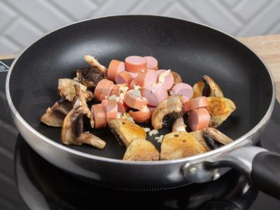 Dešrelės su grybais, žolelėmis ir grietinėle Žingsnis 3