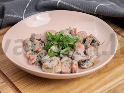 Dešrelės su grybais, žolelėmis ir grietinėle pagrindine nuotrauka