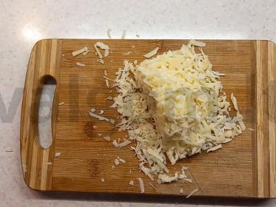 Kepti sumuštiniai su kumpiu ir agurkais Žingsnis 3