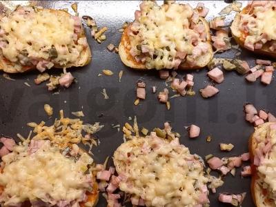 Kepti sumuštiniai su kumpiu ir agurkais pagrindine nuotrauka