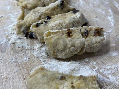 Biscotti sausainiai su džiovintomis slyvomis ir graikiniais riešutais Žingsnis 10