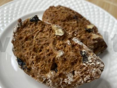 Biscotti sausainiai su džiovintomis slyvomis ir graikiniais riešutais pagrindine nuotrauka