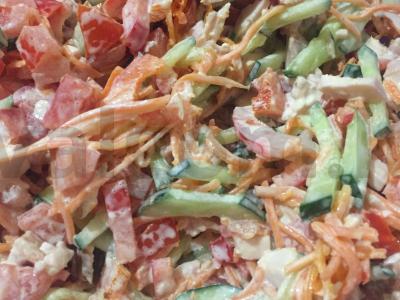 Salotos "Delicious" su rūkyta vištiena ir daržovėmis pagrindine nuotrauka