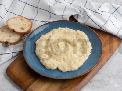 Bulvių košė su jogurtu, tahini ir česnakais pagrindine nuotrauka