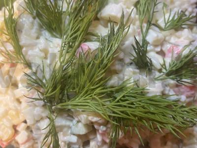 Krabų salotos su kukurūzais ir ryžiais pagrindine nuotrauka