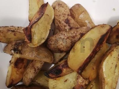 Kaimiškos bulvės su paprika, padažu ir druska pagrindine nuotrauka