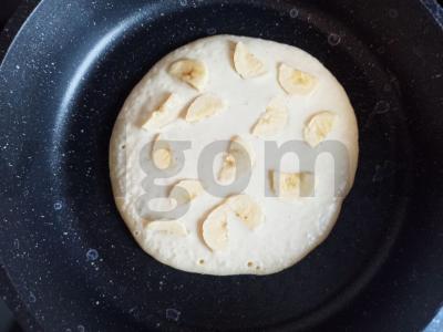 Keptuvėje virti kepsneliai su bananais ir šokolado užpilu Žingsnis 4