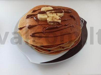 Keptuvėje virti kepsneliai su bananais ir šokolado užpilu pagrindine nuotrauka