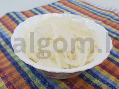 Greitai marinuoti svogūnai mėsai pagrindine nuotrauka