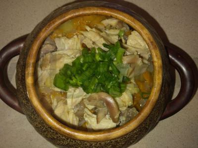 Kepti triušį puoduose pagrindine nuotrauka