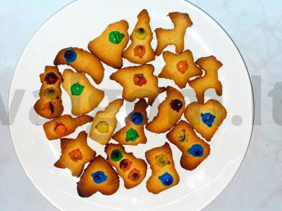 Formuoti vaikiški sausainiai pagrindine nuotrauka