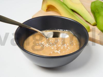 Ant grotelių keptas avokadas su tahini padažu Žingsnis 1