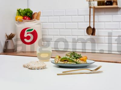 Ant grotelių keptas avokadas su tahini padažu pagrindine nuotrauka