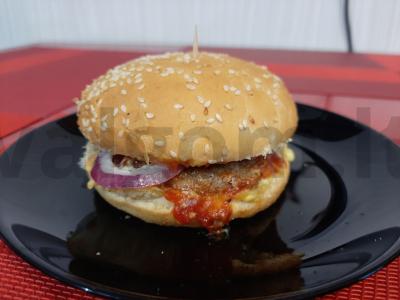 Aštrus mėsainis su adžika. pagrindine nuotrauka