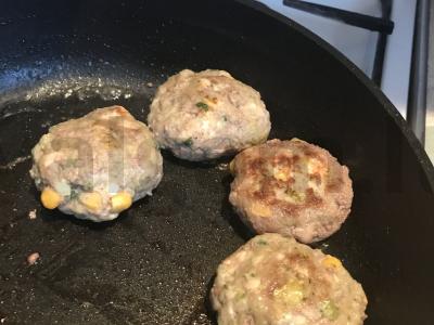 Mėsos kotletai su brokoliais ir kukurūzais Žingsnis 3