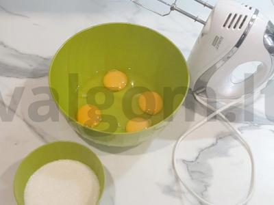 Pyragas "A la charlotte" su obuoliais ir vyšniomis Žingsnis 1