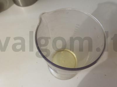 Prancūziškas pyragas iš iškeptų plaktų kiaušinių baltymų ir cukraus. Žingsnis 2