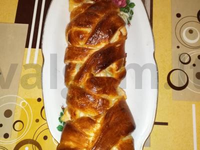 Sluoksniuotos tešlos pynutė su obuoliais ir varške pagrindine nuotrauka
