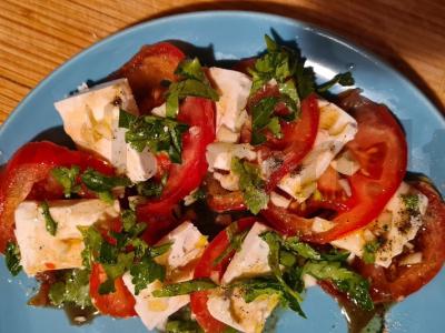"Caprese" su sūriu ir pomidorais "Rožinis rojus" pagrindine nuotrauka