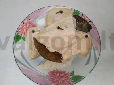 Salotos su kalakutiena ir ananasais Žingsnis 1