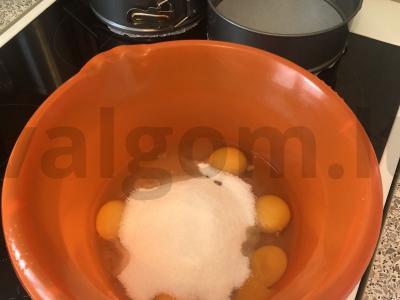 Bananų ir šokolado pyragas Žingsnis 1