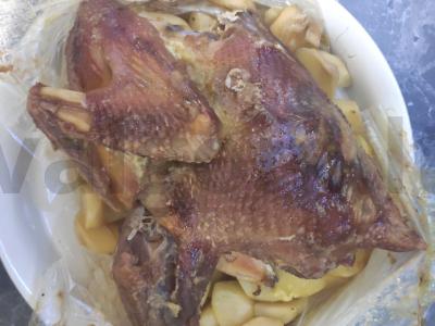 Gaidys, keptas rankovėje su bulvėmis pagrindine nuotrauka