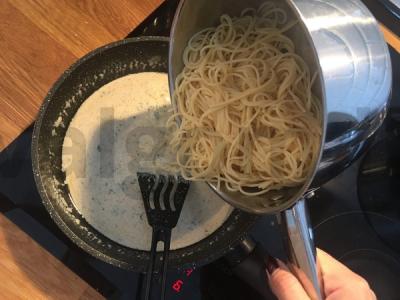 Makaronai riešutų ir grietinėlės padaže Žingsnis 8