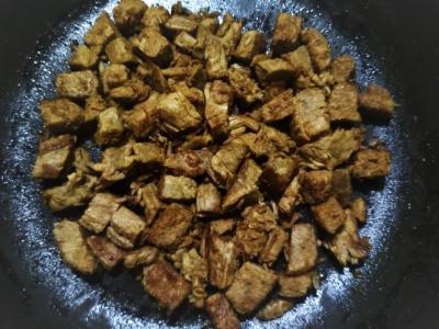 Ryškios salotos su veršiena ir agurkais Žingsnis 1