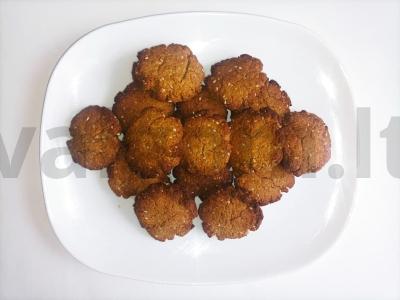 Avižiniai sausainiai su sezamo sėklomis pagrindine nuotrauka