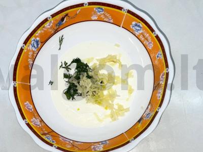 Česnakinis padažas su krapais Žingsnis 1
