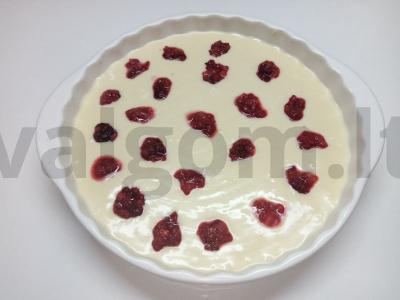 Greitas kefyro pyragas su šaldytomis avietėmis Žingsnis 5
