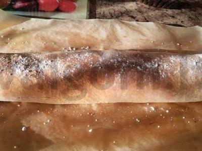 Sluoksniuotos tešlos štrudelis su obuoliais pagrindine nuotrauka