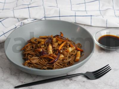 Soba su rūkyta krūtinine ir sojų padažu pagrindine nuotrauka
