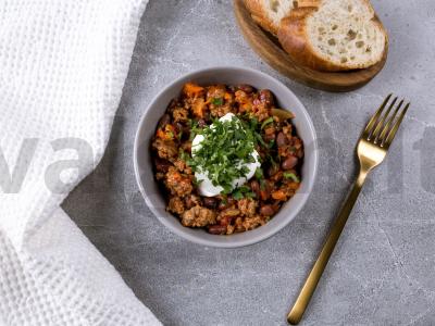 Troškinys su malta mėsa ir pupelėmis pagrindine nuotrauka