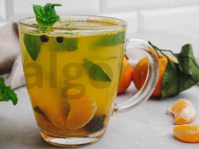 Mėtų ir mandarinų arbata pagrindine nuotrauka