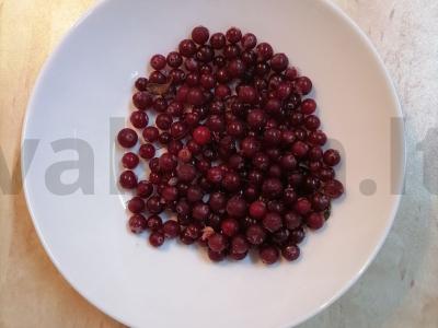 Naudingas spanguolių kąsnis su gvazdikėliais Žingsnis 1